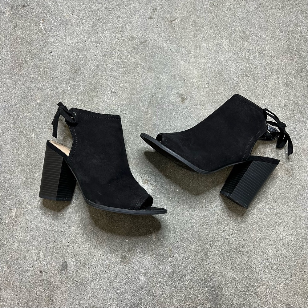 Black peep toe bootie heels 🖤✨